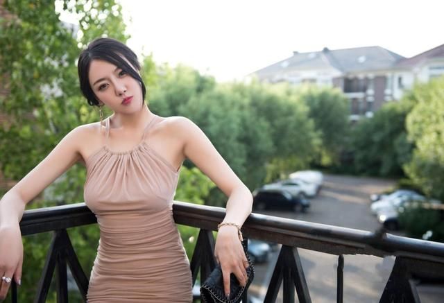 微胖的美女果然适合穿吊带紧身裙，这种性感是别的身材比不了的