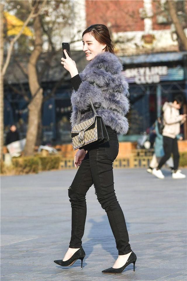 街拍：时尚地标三里屯，小姐姐玩自拍，非常兴奋