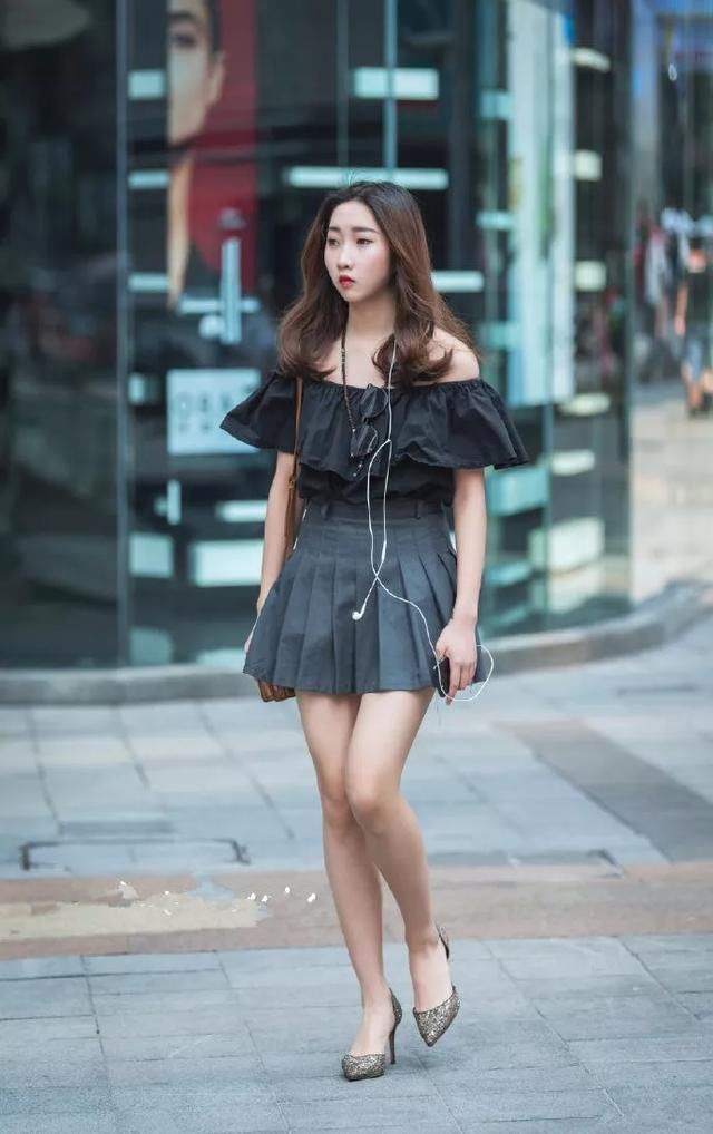  吊带：高跟鞋搭配吊带，清新淡雅又性感