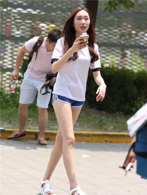 街拍：高挑长腿有气质的小姐姐，素净简约又很时髦尽显美女独特魅