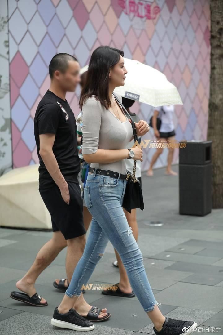 武汉街拍:肉感少妇街头疑是裹体，看完终于明白街头皆穿素色上衣