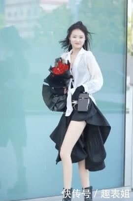  「网红」“网红小姐姐”手拿玫瑰，黑色吊带不规则韩范连衣裙，穿搭很仙