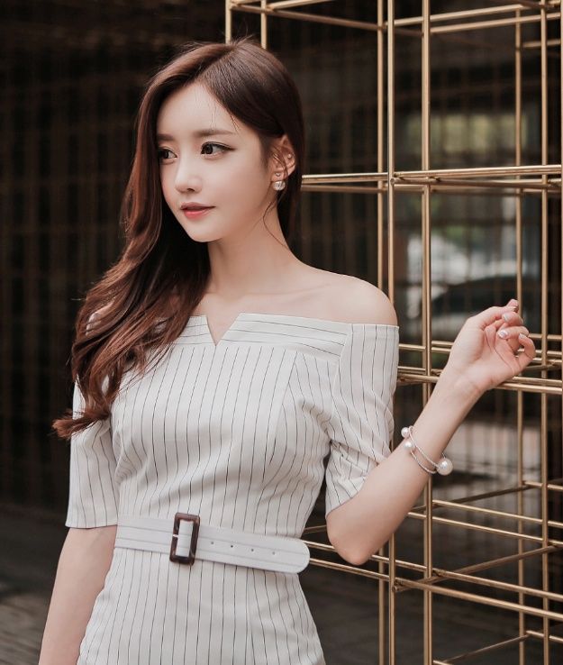 奉献一组简洁大方的紧身裙美女，纯真的活力很火辣美白!