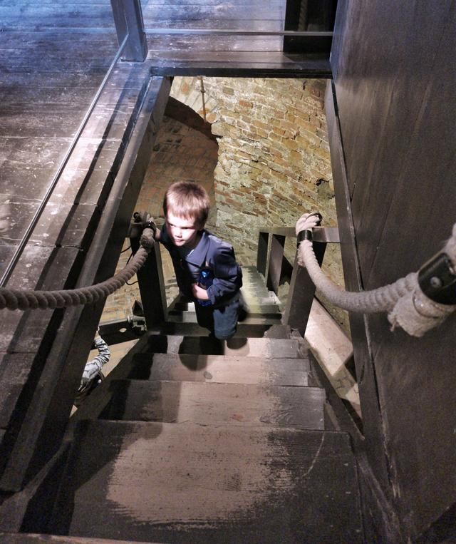 立陶宛旧都神秘老城堡 充满离奇传闻 官宣：地底有人