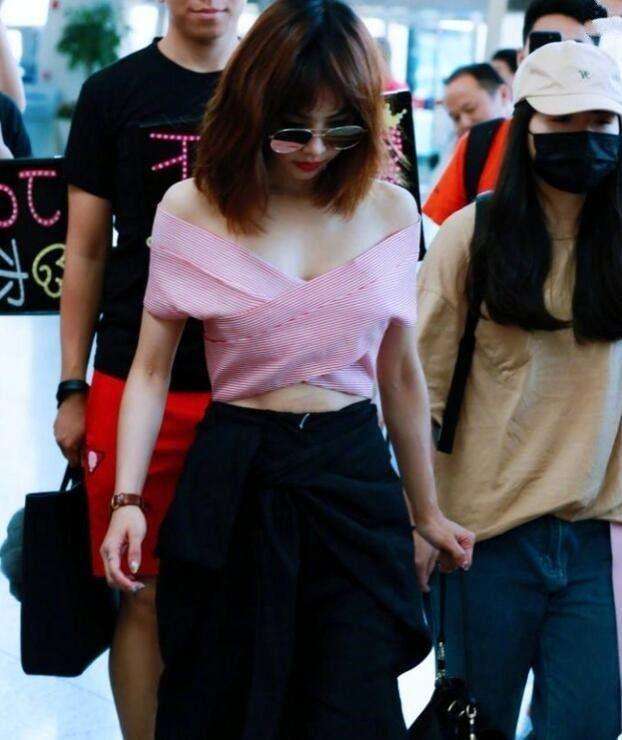 蔡依林与何穗同穿绿裙, 一个肤白貌美似仙女, 一个肤色暗沉似大妈