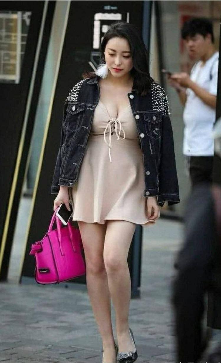 街拍:成熟很美的美女,凹凸有致勾勒出迷人身姿!