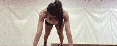 实力超群的19岁徒手健身达人，别人做俄挺用手掌，他用2个手指