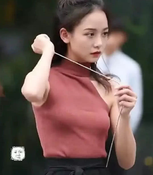 抖音街拍女神,高冷姐秒变萝莉范,背影却一细节暴露太多信息!