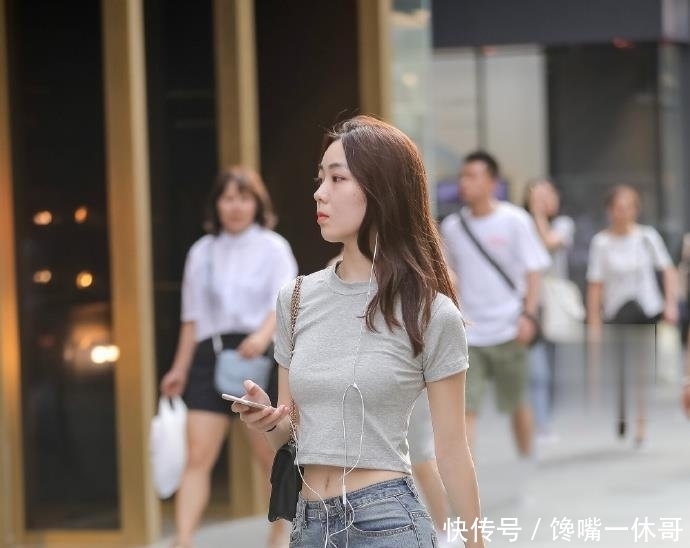  「优雅」街拍身穿灰色上衣搭配经典热裤的小姐姐，优雅而又时尚！