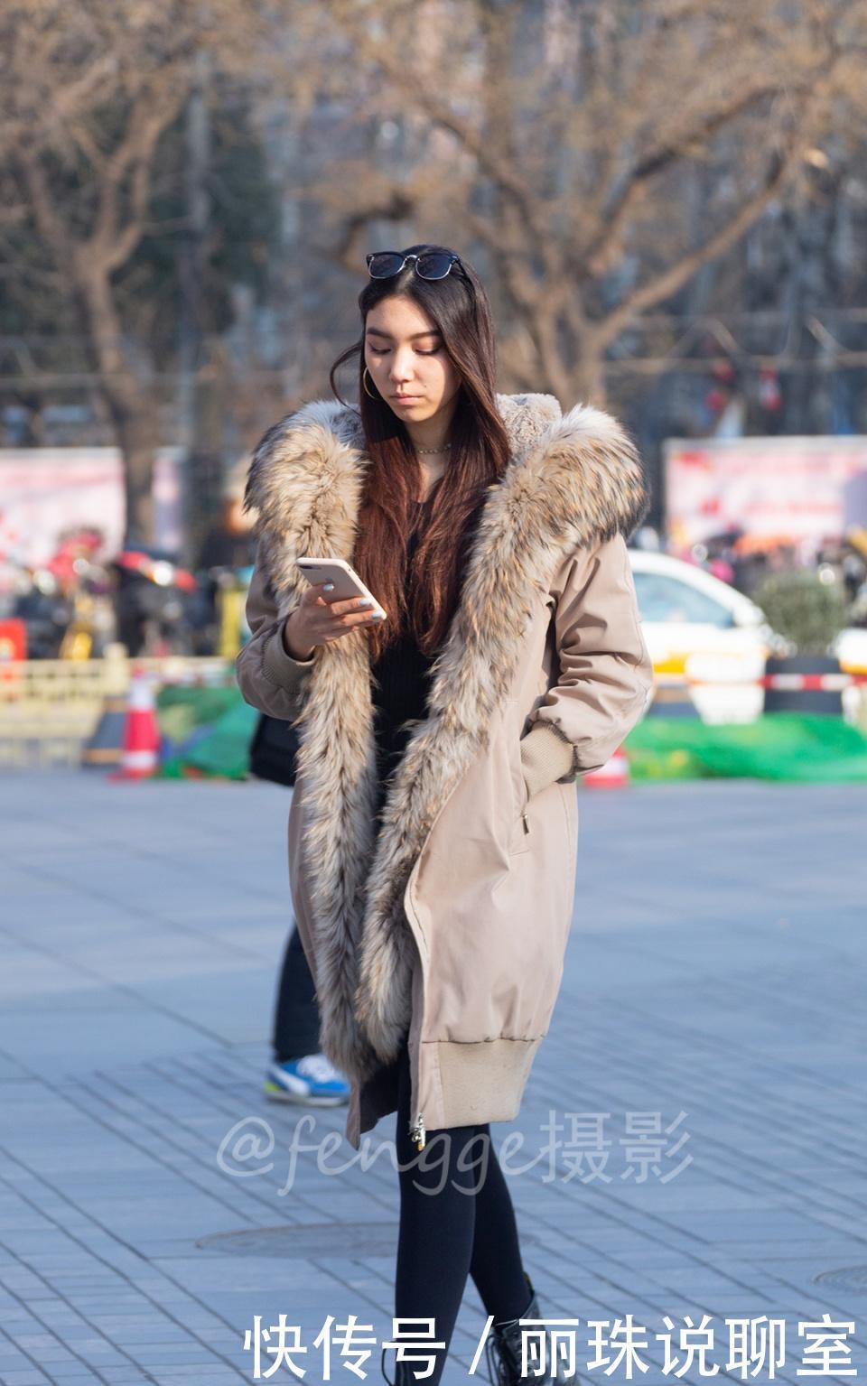  『美女』为什么外国美女喜欢穿黑色打底裤，而我们的小姐姐偏爱光腿神器？