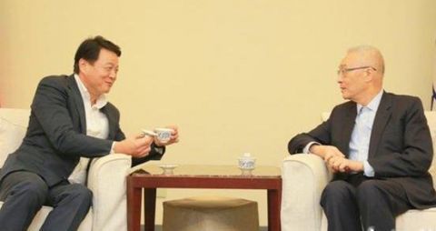 “吴周会”结束，周锡玮突发奇想　建议5人搭郭董飞机有共识才降