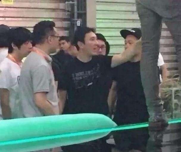 王思聪国外发飙当街打女人，真相流出，网友：除了拼爹你还会啥