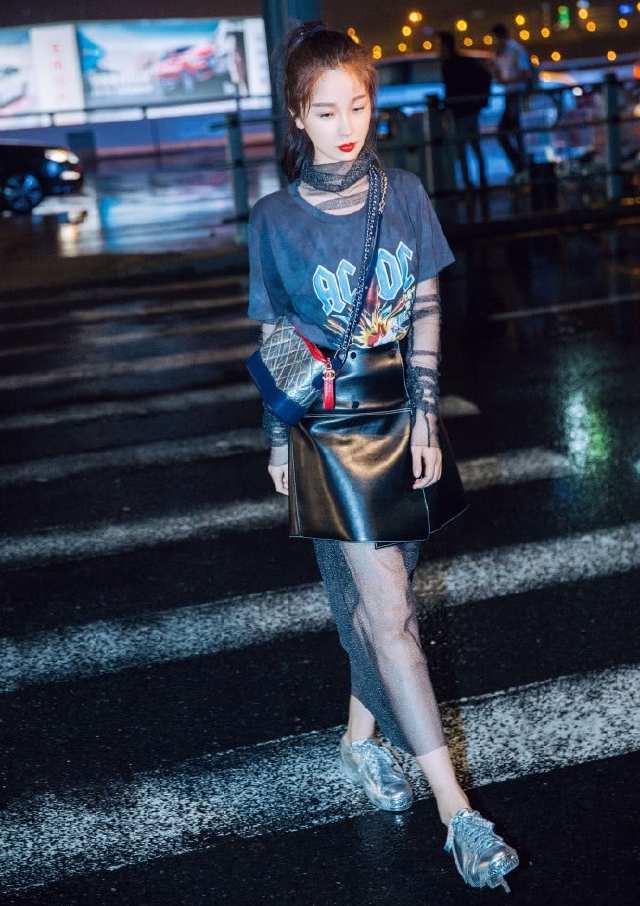 虞书欣真敢穿!连衣裙外穿T恤+皮裙,网友:不伦不类就服你