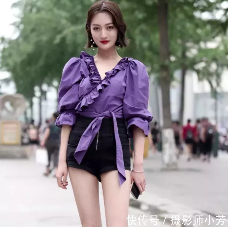 街拍：肤白貌美的小姐姐，运动风的穿搭，给人活力十足的感觉！