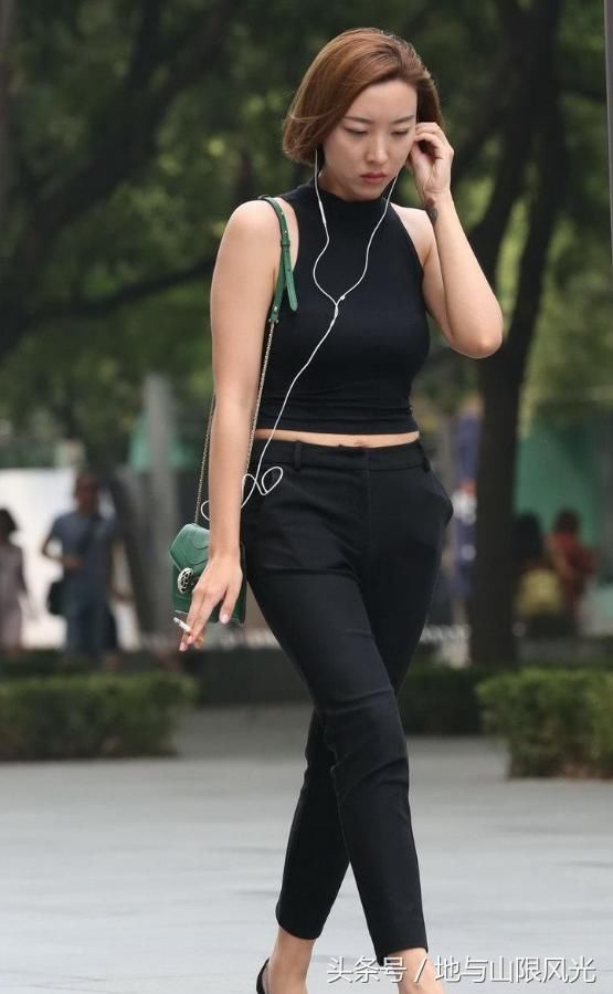 街拍抽着烟的黑色紧身裤长腿高跟美女，快收藏！