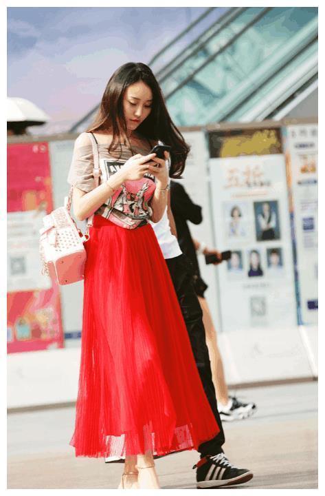 路人街拍,小姐姐的表情好可爱,紧身的无袖背心很是性感