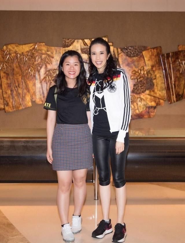 莫文蔚衬衫这么短，下身还敢只穿肉色连体袜，网友:穿了也像没穿