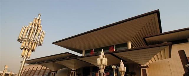 中国的三个铁路中心城市，火车直达任何省会，不需换乘