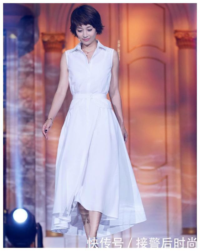 马伊琍衣品越来越好了，穿普通白裙高贵似女神，脚上高跟鞋更是亮
