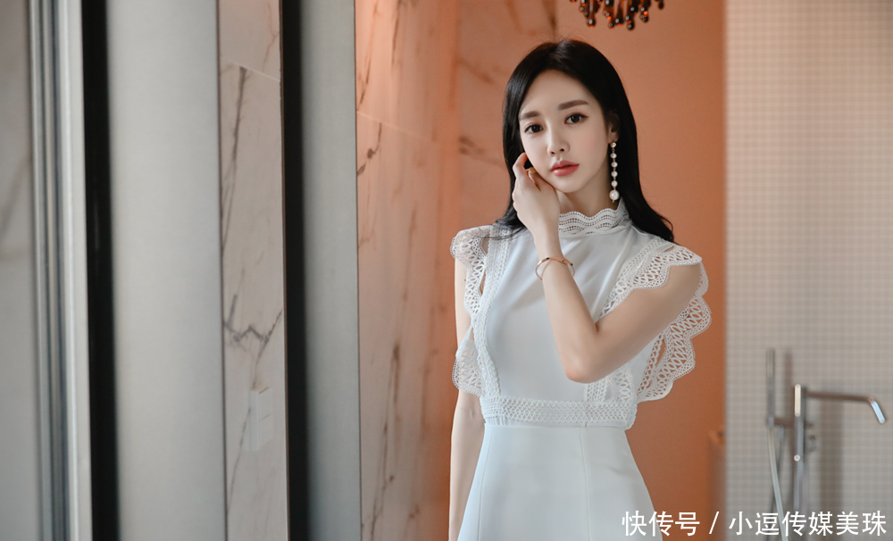  【设计】白色长裙穿搭，袖口轻薄花边的设计，让整个打扮变得更高级