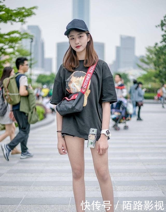  「低调」街拍潮人时尚穿搭，大码T恤打造下装失踪，暗黑运动风低调有个性