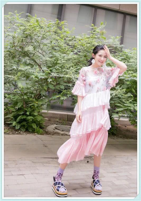 谢娜瘦了不止20斤！尖下巴小蛮腰统统再现，网友：简直换了一个人