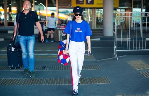 戚薇胆真大，穿条看不见的短裤去机场，考虑过李承铉的感受么？