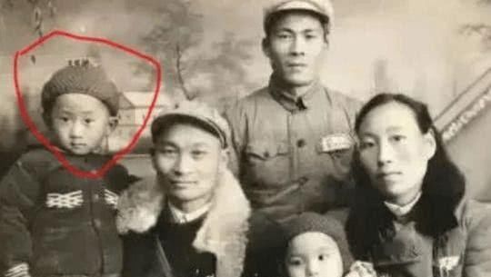 看王健林的老照片,真让人敬佩!网友:成功绝非偶然