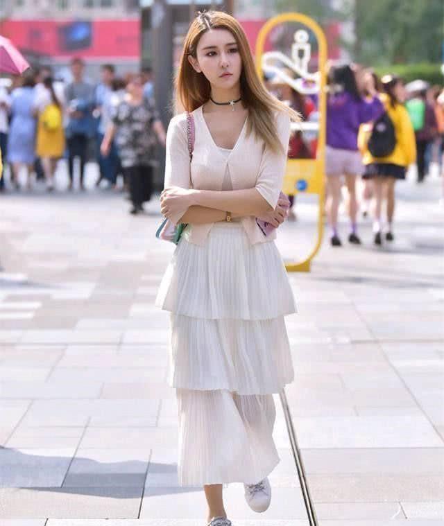 街拍：白皙靓丽性感的小姐姐，穿着看起来显瘦美感十足很有范！