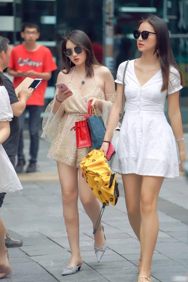 街拍女孩：清纯可爱白皙皮肤，大秀身材啊！