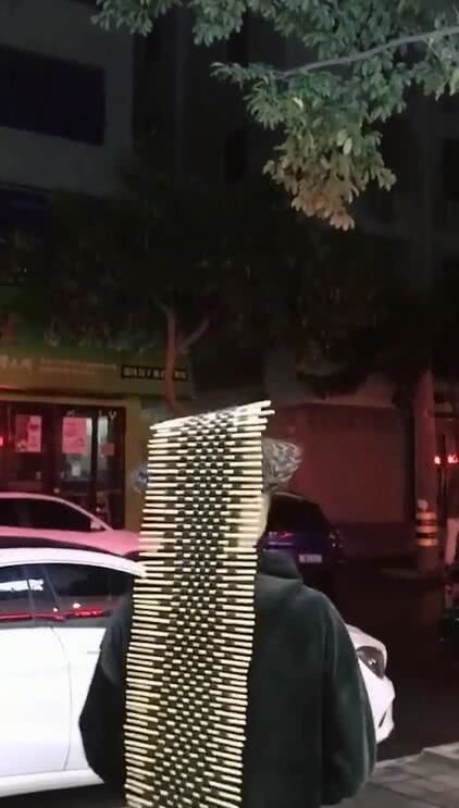 美女花三个小时做出新发型,在街上回头率极高,全街人都在看她