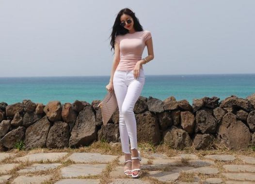 路人街拍，女神牛仔裤演绎时尚优雅，立体装饰尽显玲珑曲线