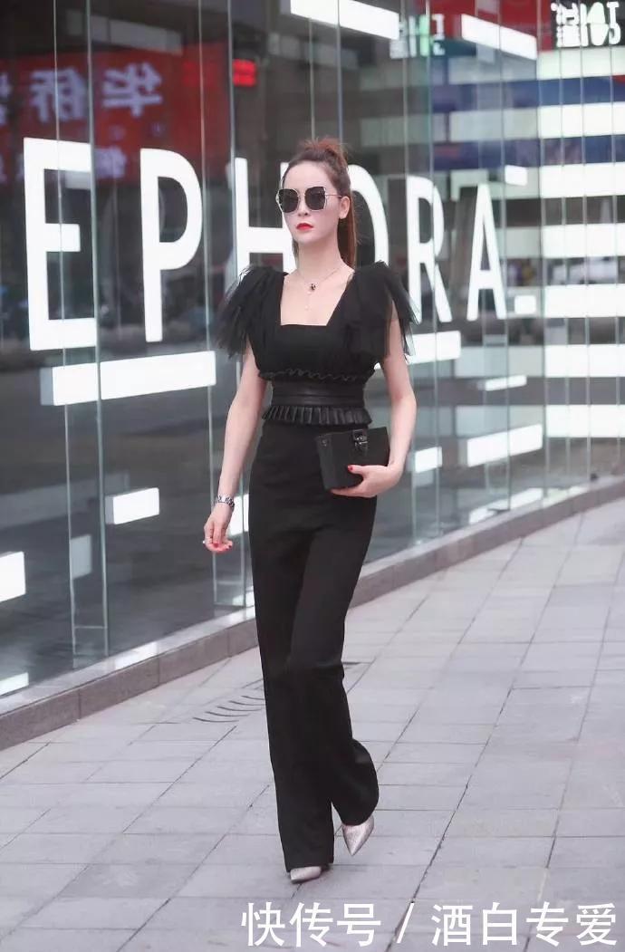 『气质』小姐姐一件紧身的上衣搭配一条黑色的休闲裤,看上去飘逸又气质