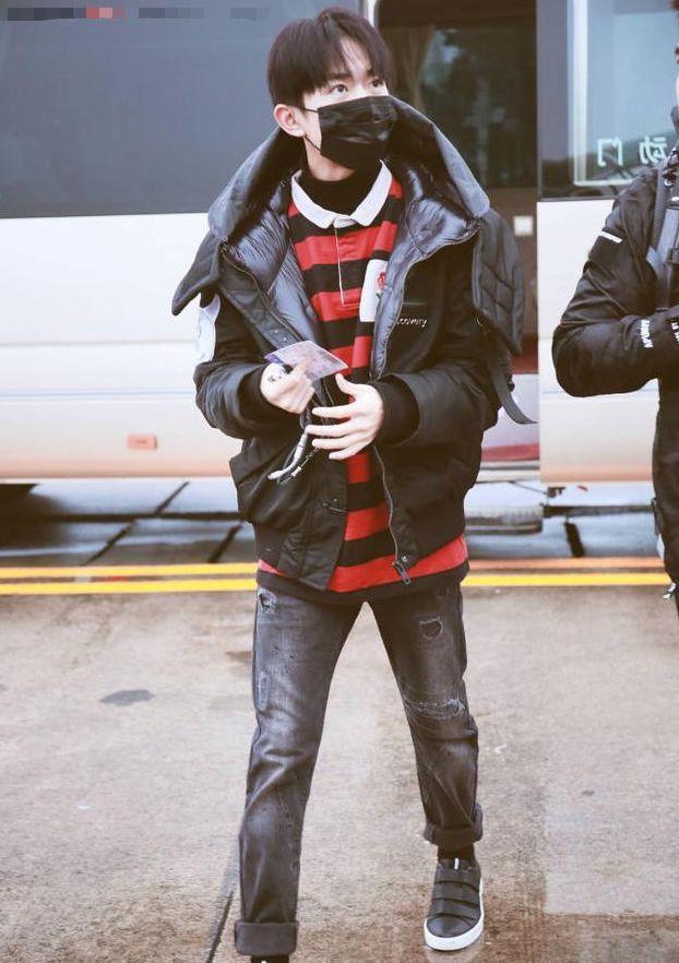 当红男星走机场谁丑谁尴尬张艺兴、蔡徐坤、易烊千玺、王俊凯