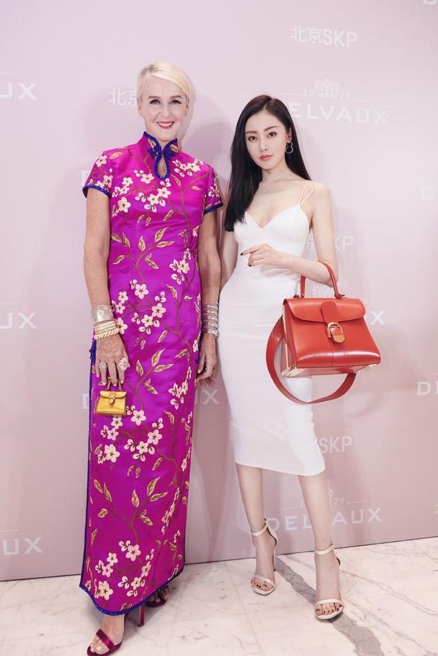 又见半拉链裤子，张天爱你这是跟李菲儿学的打扮吗？