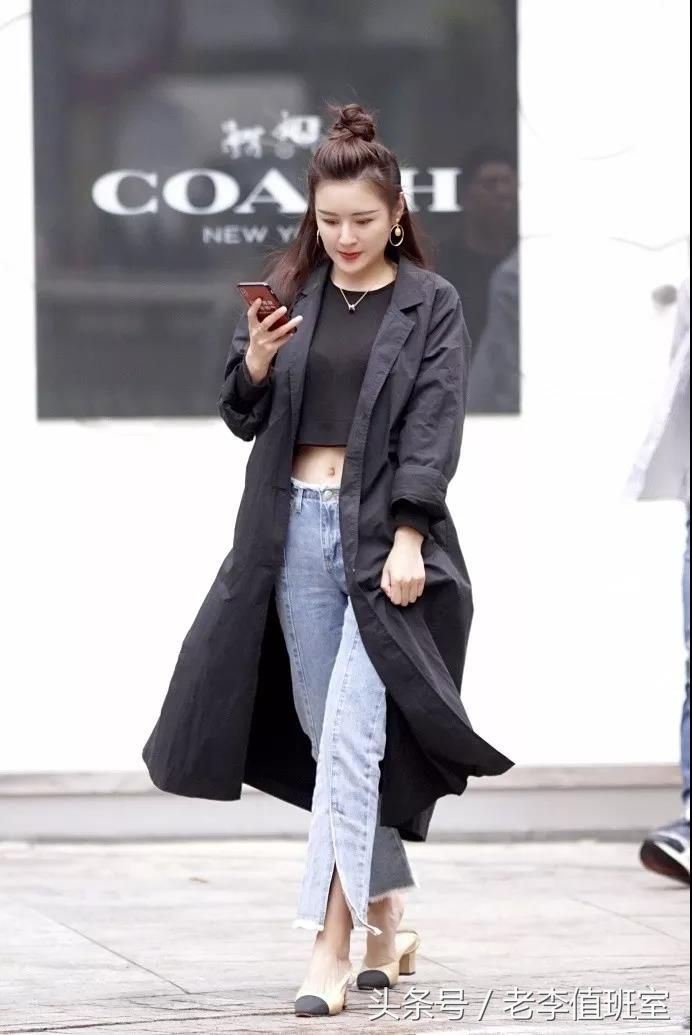 街拍:令人一见犹怜的心动相貌娇美夺目肤色白腻的性感美女