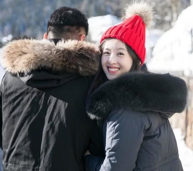 章泽天近照曝光:素颜皮肤暗沉无光,但肤质细腻五官精致