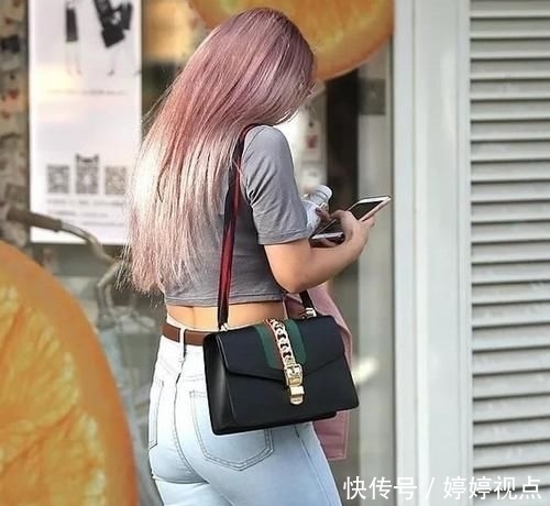  [优雅]率性自然的美女穿搭紧身牛仔裤，简约又大气，魅力十足！