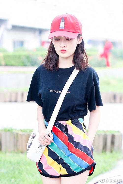 李沁到底有多瘦？这么窄的彩虹短裤都穿得进去，网友：真有90斤