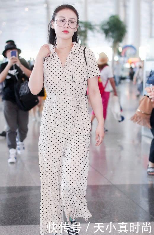 马思纯大意了,把裙子扯掉一半想秀腿,却意外暴露了“大象腿”!