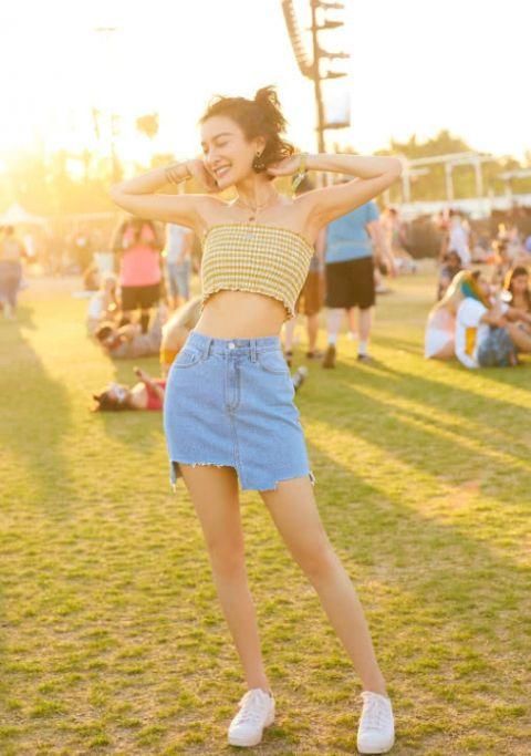 吴昕是没钱买裤子吗?这条牛仔裤补丁数不完 却意外的好看