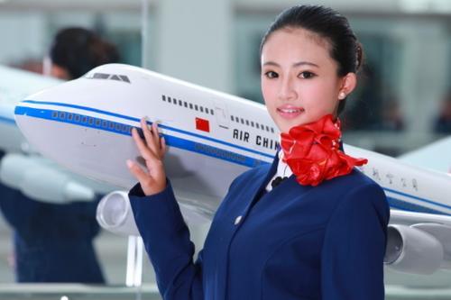 “空姐”穿的裙子如此短，她们还需要安全裤吗？网友：刷新三观！