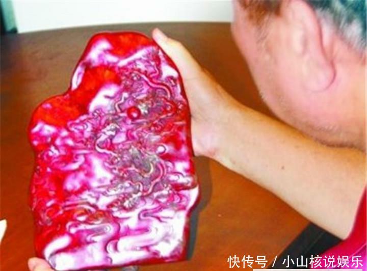 湖北老人花1千买到鸡血石, 上刻九龙戏珠, 如今价值500万