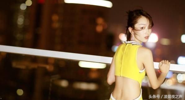 王子文太大胆了,穿“露胃裙”参加活动,网友:周冬雨都没你敢穿