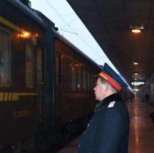  「大半夜」为什么火车大半夜经过某些地方，乘务员会拉上窗帘呢