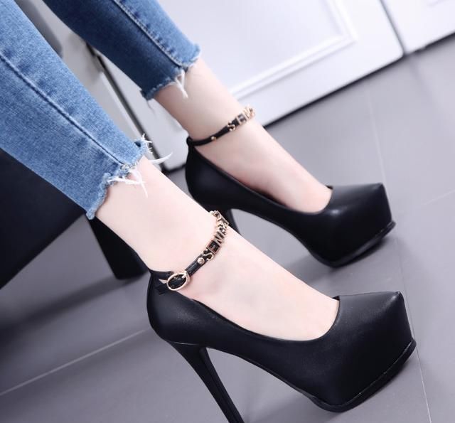 再娇小的女生，穿上高跟鞋也可以有模特的既视感