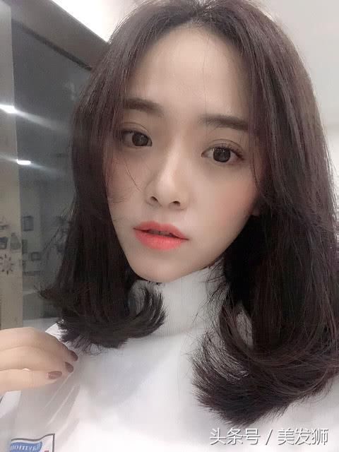短发今年也out了，2018流行这款发型，谁做都很美