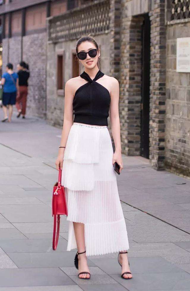 街拍: 这一组闺蜜不分伯仲, 女子力满满!