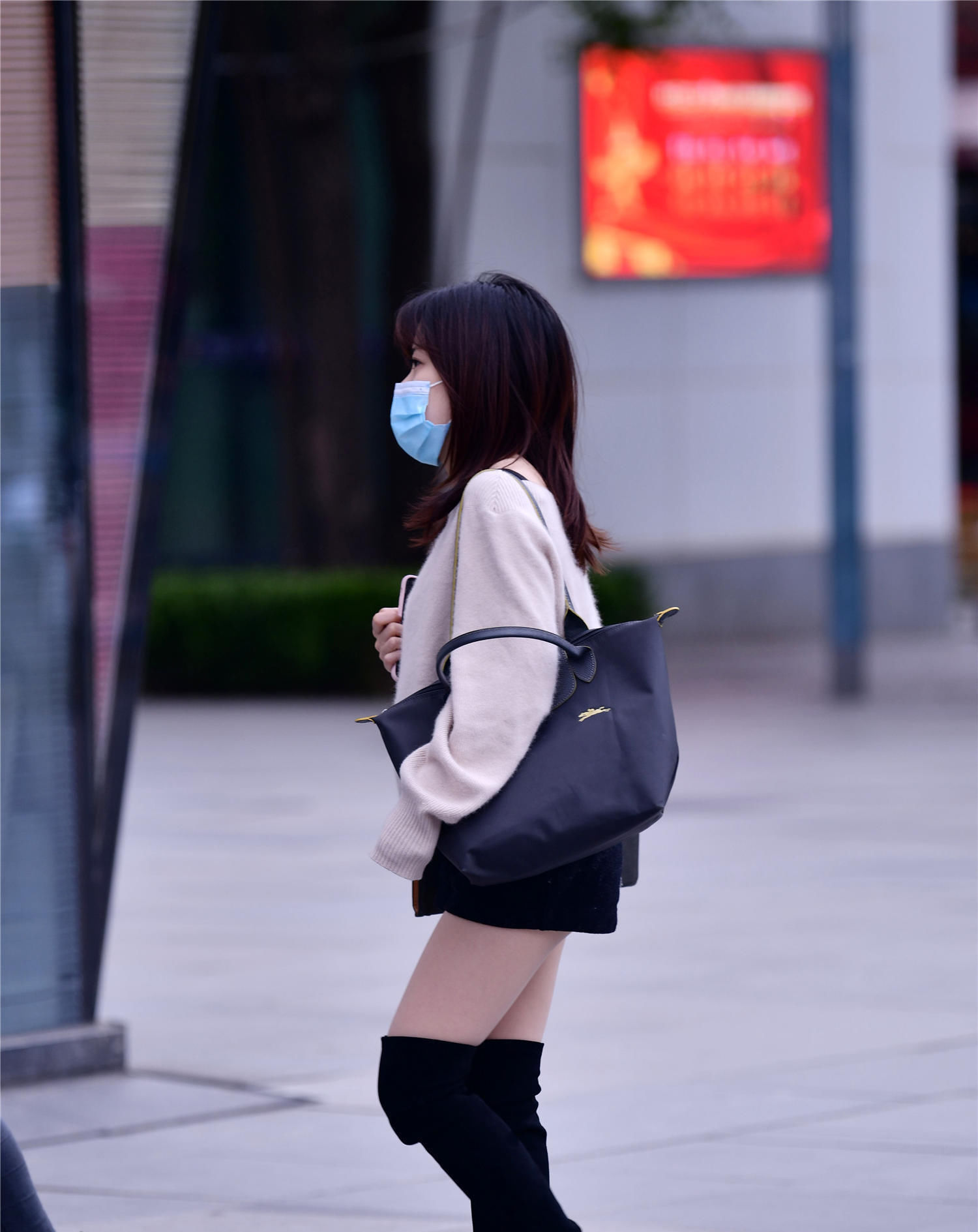 位美女选择一:春季穿着长靴真的不会热,也不是为了保暖,更多是喜欢长靴
