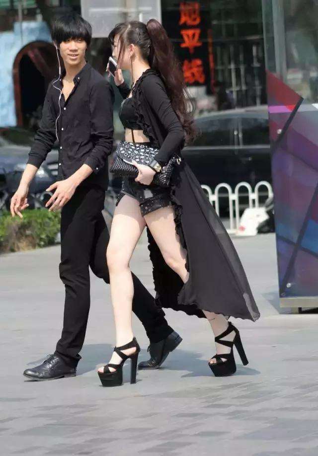 路人街拍 妙龄女郎穿上恨天高跟鞋，图3小姐姐走路都是利索了